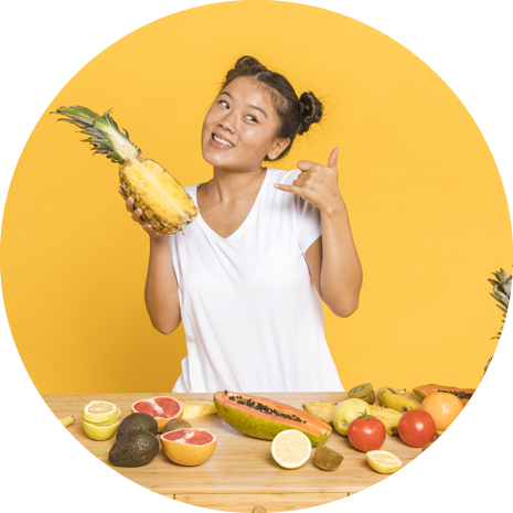 Foto Bandeja de frutas naturales variadas cortadas