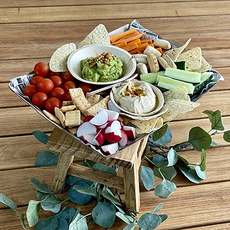 Foto Tabla de crudités vegetales con hummus, guacamole, picatostes y tortillas de  maíz