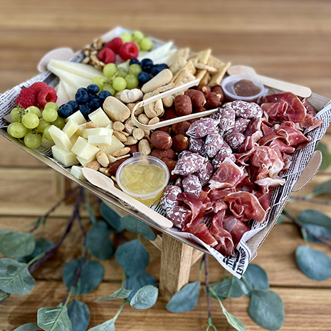 Foto Tabla de jamón ibérico,  curados y surtido de quesos