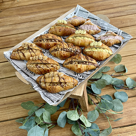 Foto Bandeja de mini croissants rellenos dulces variados deluxe