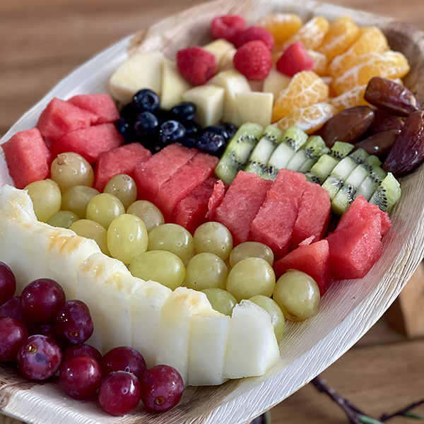 Foto Bandeja de frutas naturales variadas cortadas